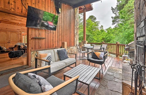 Broken Bow House | Luxurious and Modern Cabin with Hot Tub and Fire Pit!