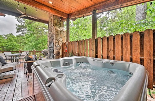 Broken Bow House | Luxurious and Modern Cabin with Hot Tub and Fire Pit!