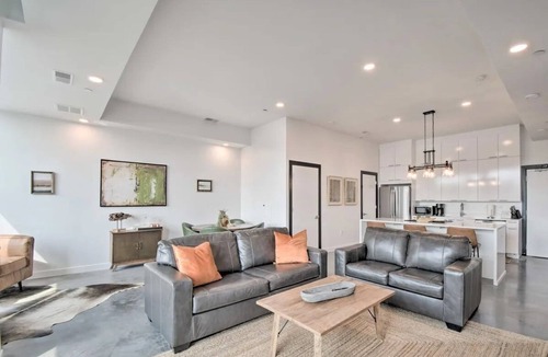 Mann Condo | Luxurious Condo in Heart of Downtown Iowa City