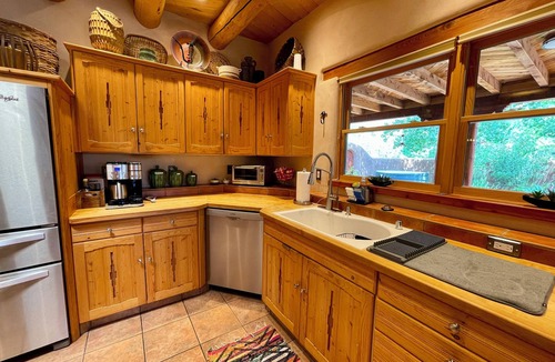 Arroyo Seco House | Luxurious & Cozy Modern Adobe Home. Taos at it's finest. Welcome to Dos Alamos!