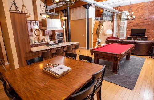 Wholesale District House | Luxurious Downtown Condo by Georgia St