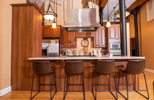 Wholesale District House | Luxurious Downtown Condo by Georgia St