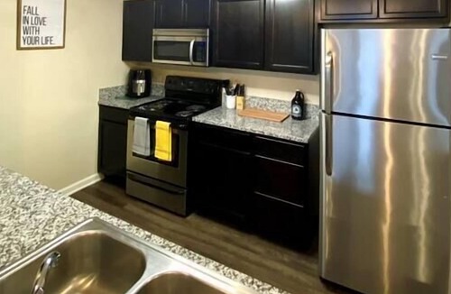 Fall Creek Place Apartment | Luxury 2bd/2ba Apt 5 min to DWTN l Garage l Gym