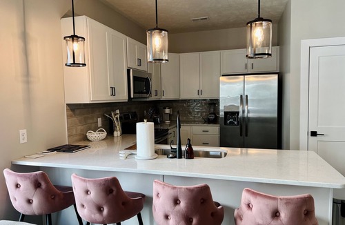 Dahlman House | Luxury 3BR/4BA Townhome Rooftop Deck, Porch 5 Min to Downtown
