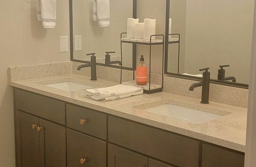 Dundee-Happy Hollow Historic District Condo | Luxury 3BR Condo 5min from downtown great location for college world series