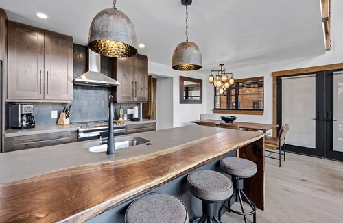 Estes Park Cabin | Luxury Cabin! Fireplace and Jacuzzi!
