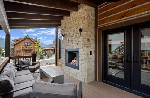 Estes Park House | Luxury Cabin! Fireplace and Jacuzzi!