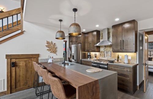 Estes Park House | Luxury Cabin! Fireplace and Jacuzzi!