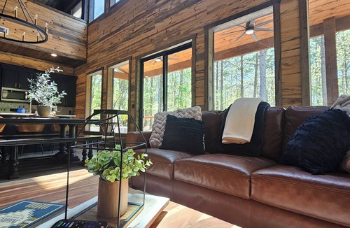 Pickens Cabin | Luxury Cabin- Sleeps 12- Hot Tub- ATV Trails- Huge Patio- Family & Dog Friendly