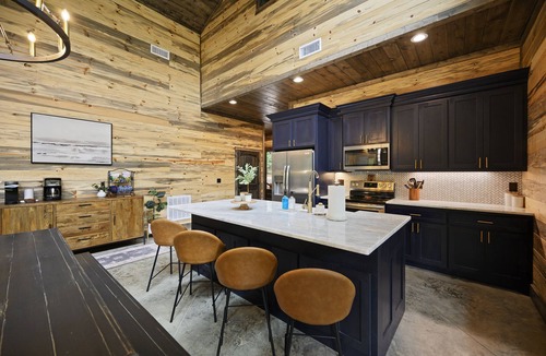 Pickens Cabin | Luxury Cabin- Sleeps 12- Hot Tub- ATV Trails- Huge Patio- Family & Dog Friendly