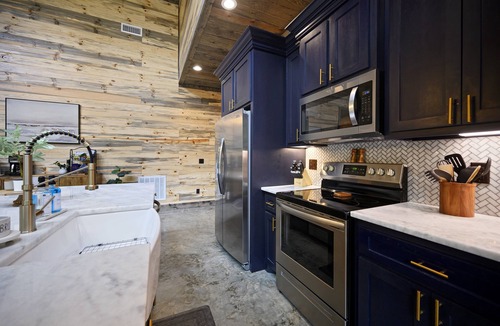 Pickens Cabin | Luxury Cabin- Sleeps 12- Hot Tub- ATV Trails- Huge Patio- Family & Dog Friendly