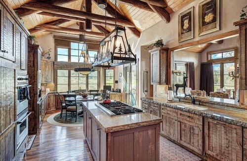The Highlands House | Luxury Home, Massive Views, Pool Table, Hot Tub, Nordic Skiing and Golf