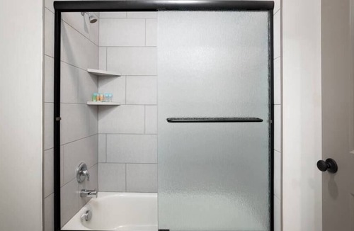 Parkville Apartment | Luxury King Studio | ❤ of Parkville w/ Views+ Desk