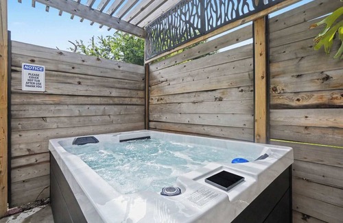 Aksarben - Elmwood Park Apartment | Luxury King Studio with Hot Tub & Heated Floors!