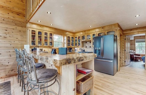 San Juan River Village Cabin | Luxury log cabin with wraparound deck and gorgeous views/Dog-Friendly