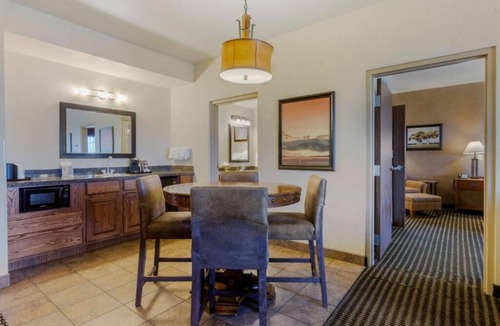 Bryce Canyon Hotel | Luxury Retreat in Nature's Embrace! Outdoor Pool, Free Parking, Free Breakfast!