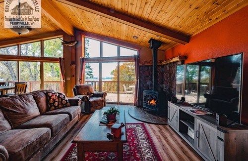 Ferryville Cabin | Luxury River View Cabin, Hot Tub + Fireplace, Private Retreat