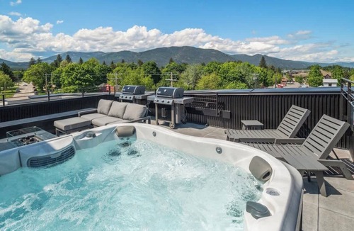 Sandpoint Condo | Luxury Sandpoint Escape w/Rooftop Spa | Downtown