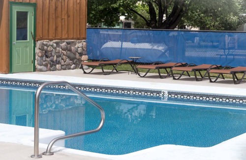 Montrose Cabin | Luxury Tiny Home/2 Queen beds, 1 twin bed/Smart TV/Hot Tub Access/Fire Pit/11 mi to Airport