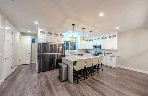 Pleasant Grove Condo | Luxury Townhome | Pet-Friendly | Game Room | Waffl