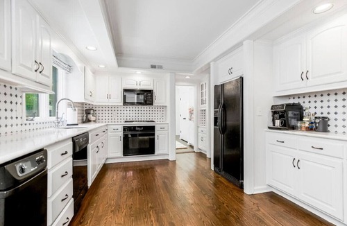 Fairway House | Luxury Tudor w/3 Kings, Playroom, Yard; 5min to Plaza