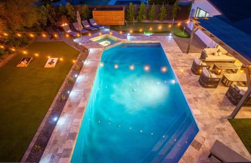 Trail West House | LuxuryOasis HtdPoolHotTubFire PitGolf OldTown