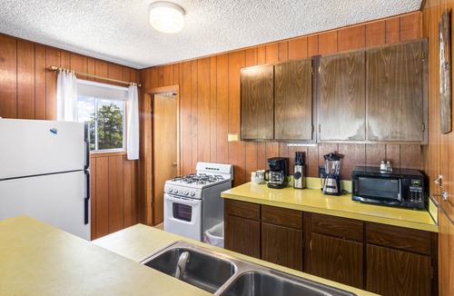 Estes Park Cabin | Machin's Cottage #17 3 Bedroom Cabin on edge of RMNP Pet Friendly