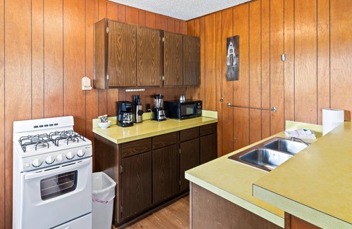 Estes Park Cabin | Machin's Cottage #17 3 Bedroom Cabin on edge of RMNP Pet Friendly