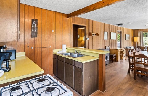 Estes Park Cabin | Machin's Cottage #17 3 Bedroom Cabin on edge of RMNP Pet Friendly