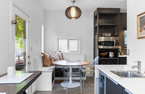San Rafael House | Magical Victorian w/Koi pond, barrel sauna, fire pit