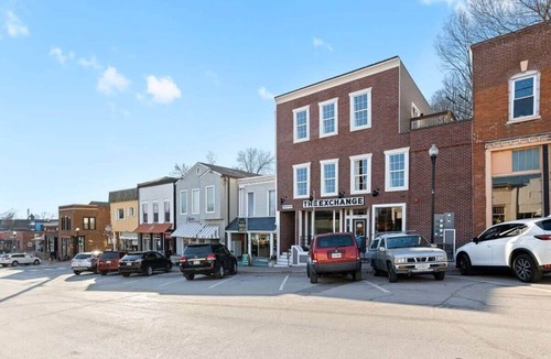 Parkville Apartment | Main Street Stay 1BR KingBed Walkable Shops