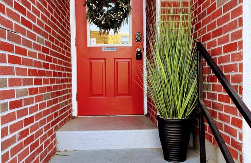 Parkville Apartment | Main Street Stay 1BR KingBed Walkable Shops
