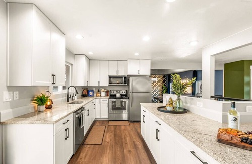 Dupont House | Marigold Getaway | 5BR | Hot Tub + Prime Location