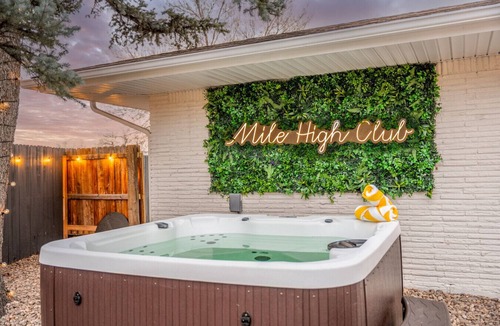 Dupont House | Marigold Getaway | 5BR | Hot Tub + Prime Location