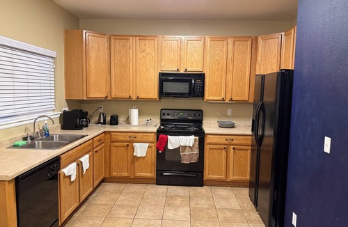 Aurora House | Marvelous 4-bedroom house with AC in vibrant Aurora