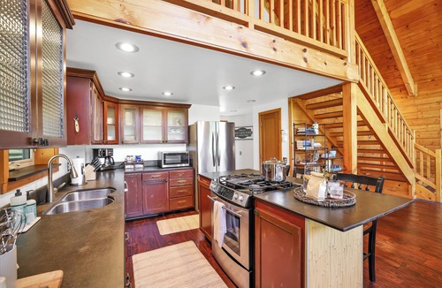 McCall Cabin | McCall A-Frame on Golf Course, 5 Minutes from Town + Huge Yard, Hot Tub & 7 Beds