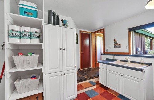 McCall Cabin | McCall A-Frame on Golf Course, 5 Minutes from Town + Huge Yard, Hot Tub & 7 Beds
