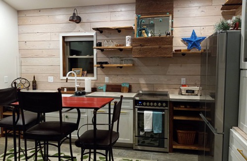 Vernon County Cabin | Mee Mee's Cabin Retreat- River, nature, small town, Hot Tub
