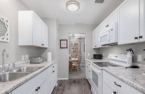 South Central Omaha House | Mid-Term Rental, fully furnished Near Aksarben, UNO & Methodist/CHI/Bergan Mercy