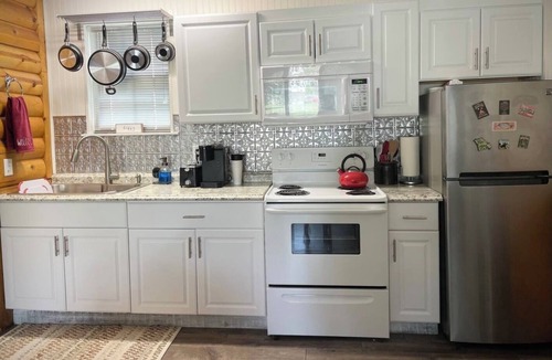 Joplin House | Mike & Angie’s Private Cozy fully furnished Guest House. Free TV & WiFi.