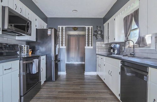 Chalco House | Millard Home Near I-80, 3BR, WiFi, Smart TVs, Parking, Quiet Area