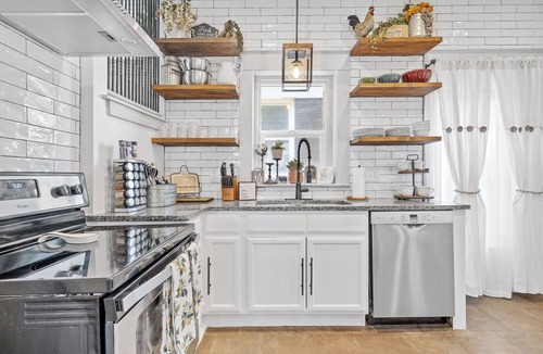 Hanover Place House | Mini Hyde Park Homestead - Rustic Home + Parking