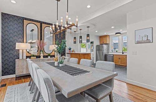 North Hyde Park House | Mini Midtown Martini - Hot Tub + King Bed(s)