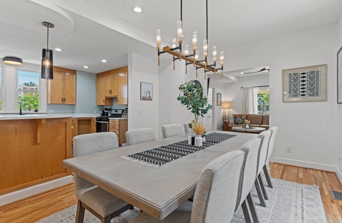 North Hyde Park House | Mini Midtown Martini - Hot Tub + King Bed(s)