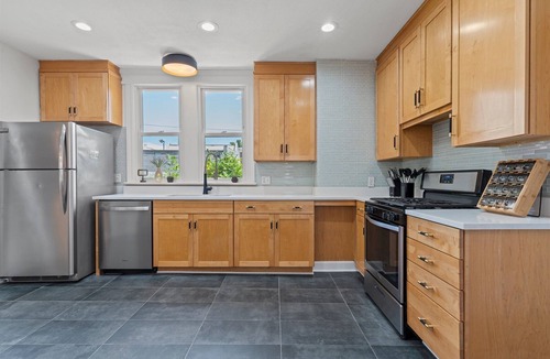 North Hyde Park House | Mini Midtown Martini - Hot Tub + King Bed(s)
