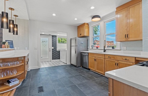 North Hyde Park House | Mini Midtown Martini - Hot Tub + King Bed(s)