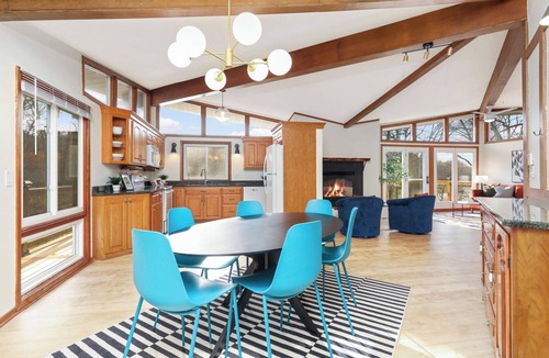 St. Cloud House | Mississippi Riverfront Retreat l Firepit, Deck & Pool Table
