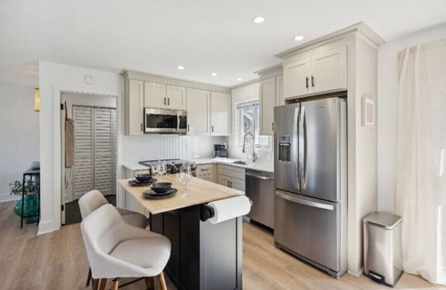 White Lake House | Modern Lakefront Luxury - Entire 3 bed, 1.5 bath ranch near hospitals