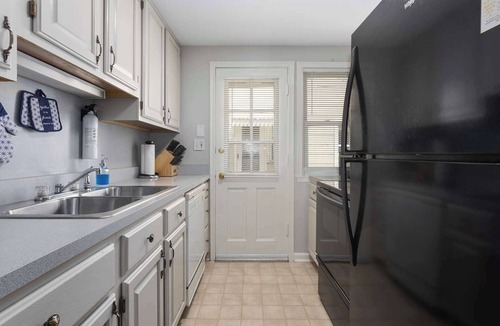 North Kansas City House | Modern 1 Bedroom Retreat in North Kansas City