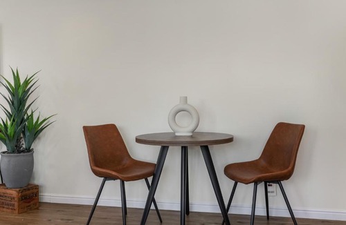 Sandy House | Modern 2BR Mountain Escape King Bed Sleep 6